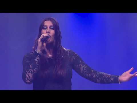 Raskasta Joulua - Oi Jouluyö - Floor Jansen (17.12. Espoo, Metro Areena)