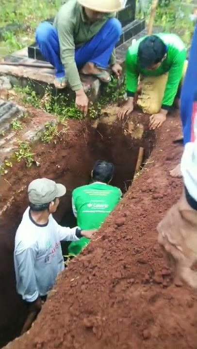 Tim Gali Kubur Menemukan Jenazah Bayi Masih Terbungkus Kain Kafan #shorts