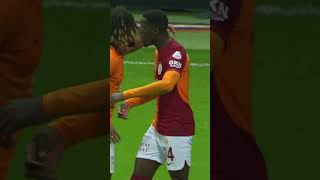 🚀 Wilfried Zaha, Galatasaray Formasıyla İlk Golünü Attı #shorts #galatasaray #zaha