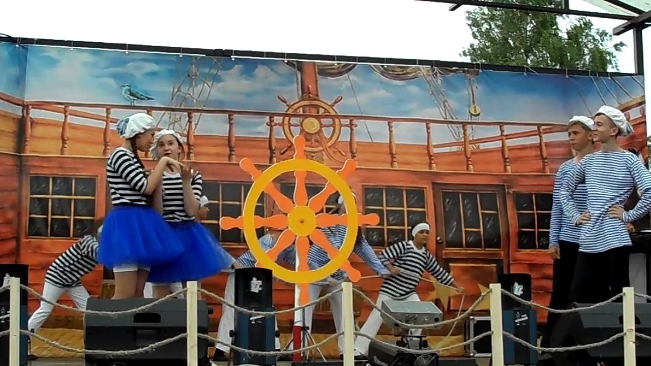 На палубе матросы танец. Танец моряков на палубе. Матрос танец на палубе. Моряки танцуют на палубе. На палубе матросы танцуют матросы.