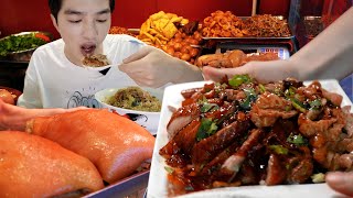 广州街头“老男人猪脚饭”20元吃好超豪华猪脚、鸭腿、肥肠一盘端50元吃爽