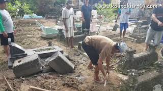 GOTONG ROYONG MEMBERSIHKAN MAKAM #kalipakisrt07 #gotongroyong