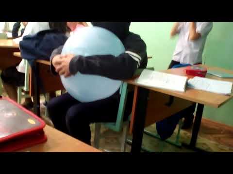 Пацан лопнул шар на уроке
