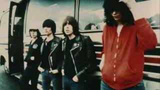 The Ramones - She's A Sensation (Live 1981) chords