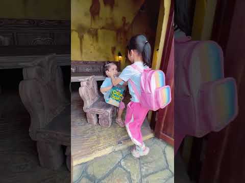 SH — Cô Gái Nghèo Tội Nghiệp & Người Bạn Nhỏ Tốt Bụng || Poor Homeless & Kind Little Girl #shorts