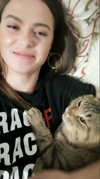 Kitty Can’t Get Enough Kisses || ViralHog