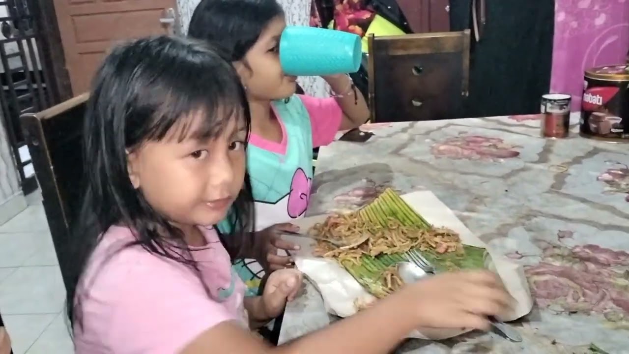 Makan mie dengan kak amy