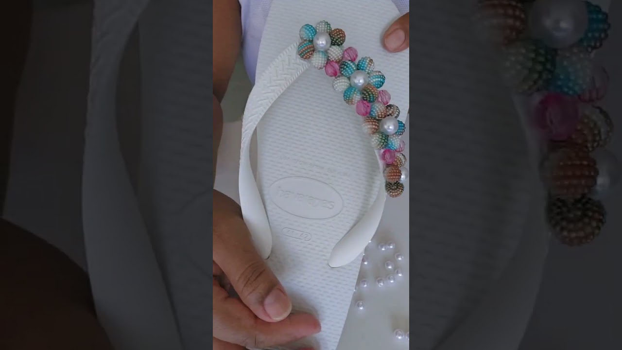 Chinelos bordados com pérolas 