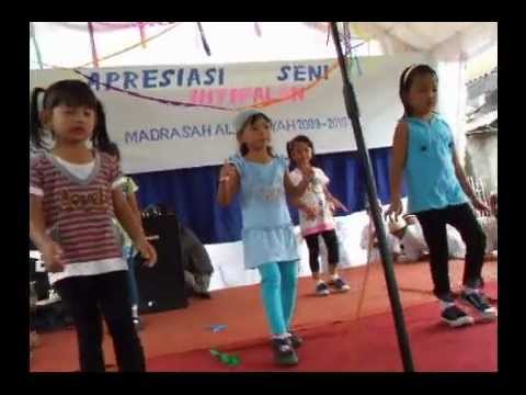  Anak TK menari di panggung 1 mp4 YouTube