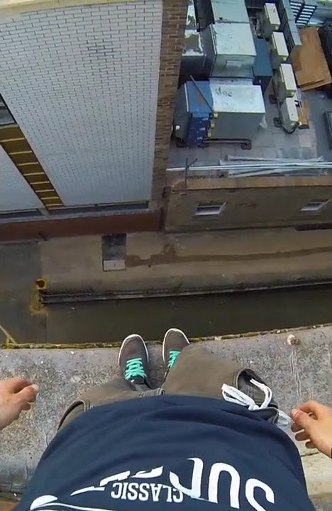 Dangerous Parkour Roof Jump 😲