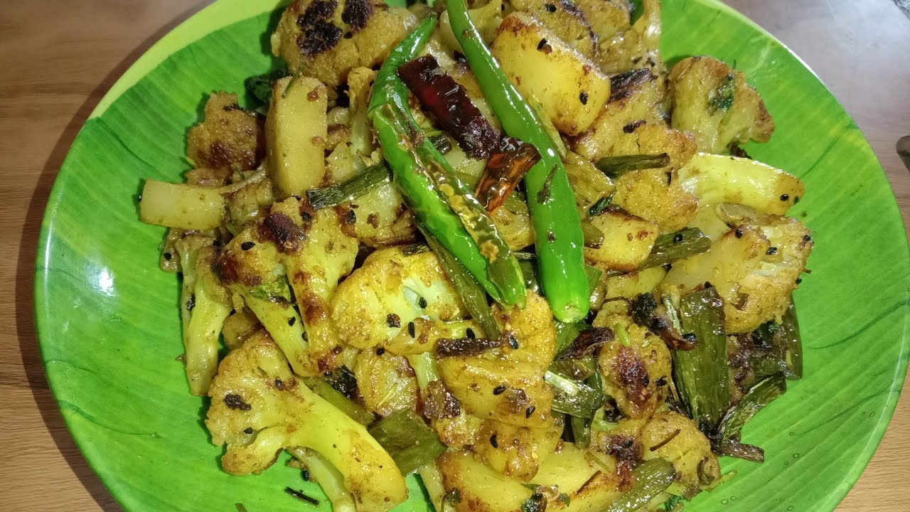 গরম ডাল ভাতের সাথে রাতে রুটির সঙ্গে এই রকম একটা ভাজা রেসিপি থাকলে বার বার বানাবেন বলবেন দারুন টেস্ট।