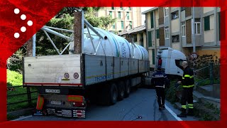 Genova, tir rimane incastrato lungo le strade del quartiere Pra': Vigili del Fuoco al lavoro