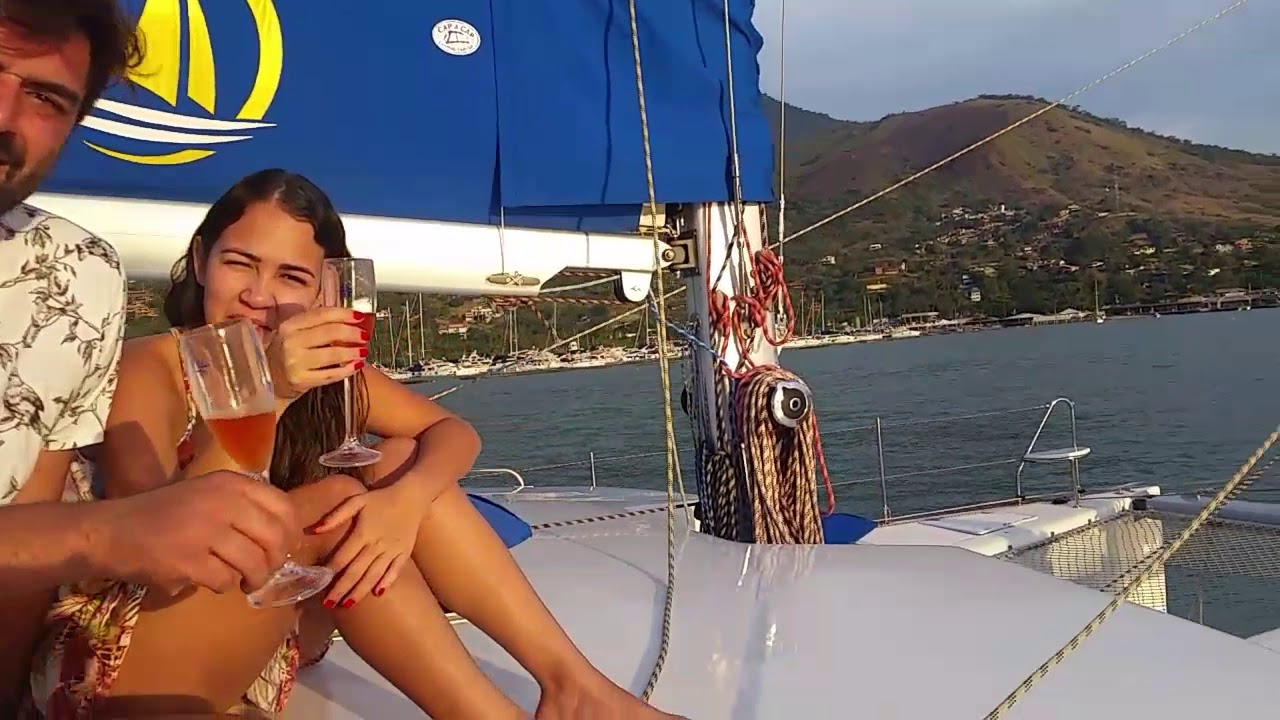 ⁣Aguardando o pôr do sol em Ilhabela