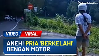 Viral! Seorang Pria Marah dan 'Berkelahi' dengan Motor di Pinggir Jalan Raya, Warganet: Ribet