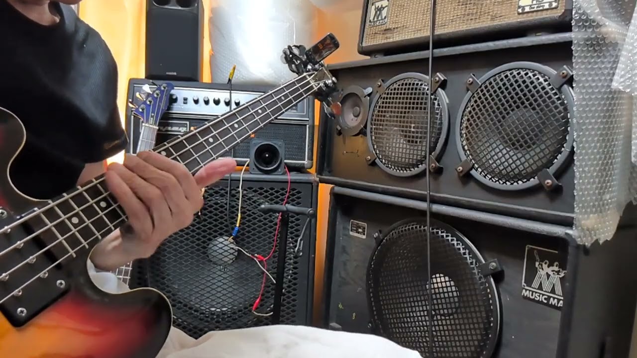Rivoli　Bass　Dimarzio　DP等改造多数！調整済は動画で！ Epiphon Rivoli Bass Dimarzio DP等改造 Musicman他 - YouTube