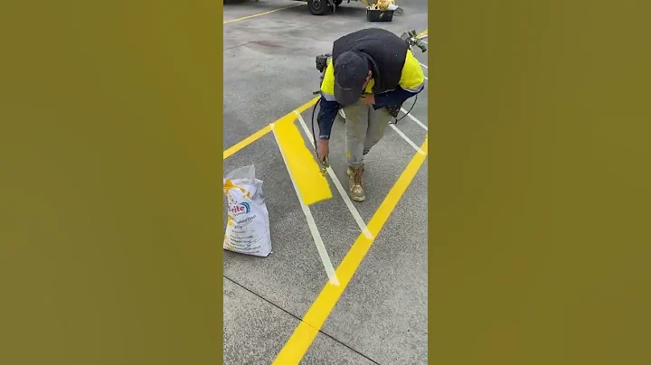 Spray paint #satisfying #foryoupage #oddlysatifying #painting #viral #linemarking