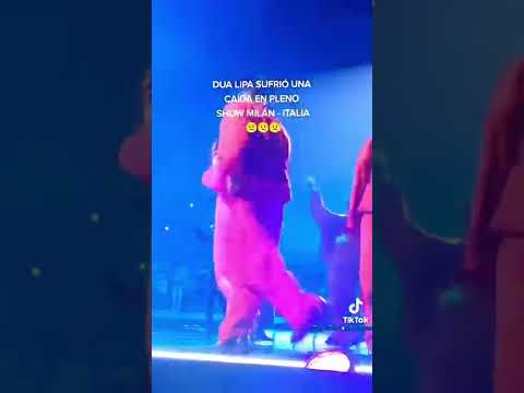 Dua Lipa sufre caída en concierto