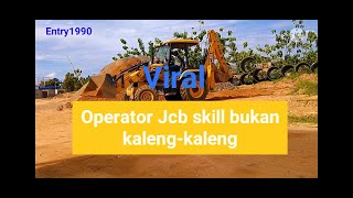 Cara blanding tanah dan batu split menggunakan backhoe loader