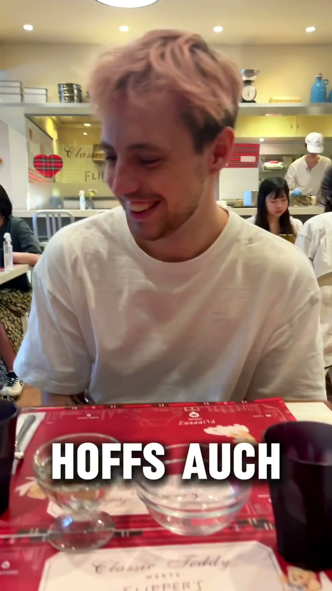 Fluffy Erdbeerpfannkuchen in Tokio! 🍓🥞 So luftig weich! Plus Erdnüsse ...
