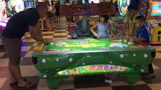 🔴 Bonny Và Ba Chơi Game  Khúc Côn Cầu I Air Hockey screenshot 1