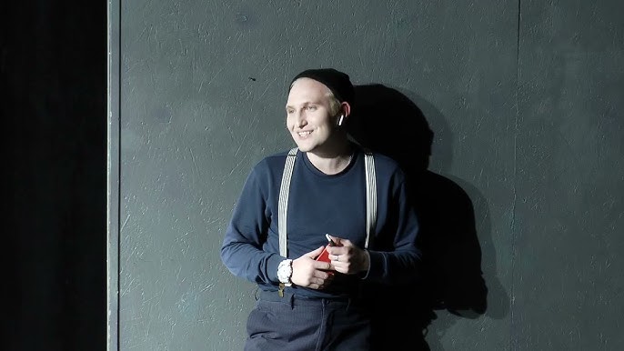 Трусикисіз колготки киген қыз жасырын камерамен мастурбация жасайды. Олар кашемирдің кесінділерінің ішінде аяқталады