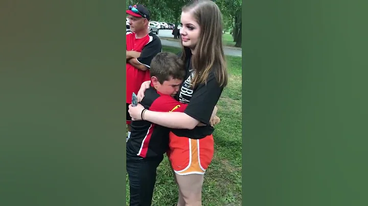 Army sister surprises little brother at ballgame - DayDayNews