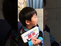昆虫図鑑を読んでとおねだりする3歳児に応えてあげる5歳のお兄ちゃん