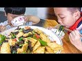 今天炒油豆腐，孩子說好香，難得被誇獎，媳婦好開心 | Today Fried oil tofu, children say good incense, rare praise, good happy