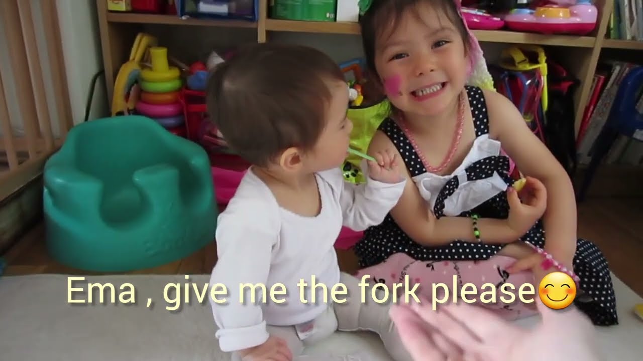 Ema eats a pear with her sister!/洋ナシ食べるエマちゃん!