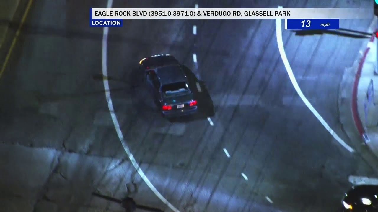 Suspected stolen car leads LAPD on chase across Eagle Rock - YouTube