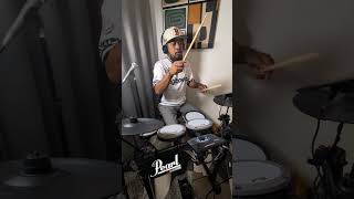 main Rosanna pakai drum elektrik Pearl e Roadshow