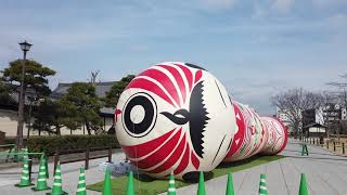東本願寺前に展示中の巨大こけし「花子」