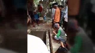 Download lagu MENGHARUKAN detik detik pemakam KH MUH NASHIRUDDIN QODIR MENGHARUKAN detik detik pemakam KH MUH NASHIRUDDIN QODIR