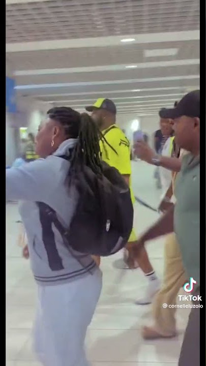 un monde fou pour l' arrivée de Fally IPUPA Aigle à aéroport de N'djili vers 1hoo