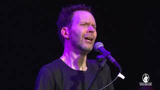 Paul Gilbert tocando con la guitarra de un asistente al concierto en la Escuela Fernando Sor