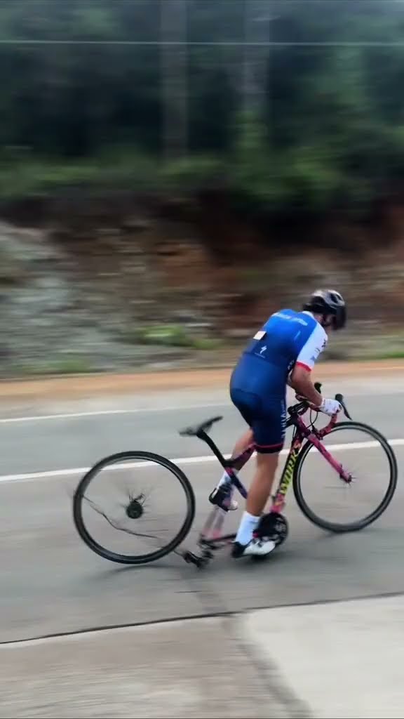 Bike ng isang cyclist, nagkalasan habang nasa kalsada? | Pinoy MD