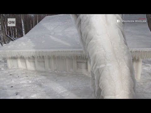 Ένα σπίτι «εγκλωβισμένο» στον πάγο: Ιδού τι προκάλεσαν το ψύχος και μία θύελλα