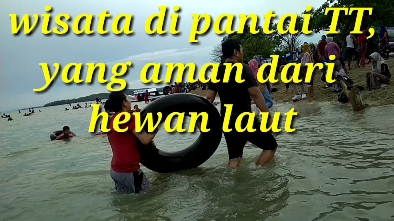 berbondong mendatangi wisata di pantai tt  yg penuh orang 