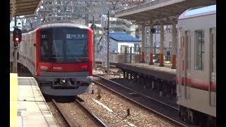 西新井駅を出発する日比谷線直通用の東武スカイツリーライン70000系の上下線