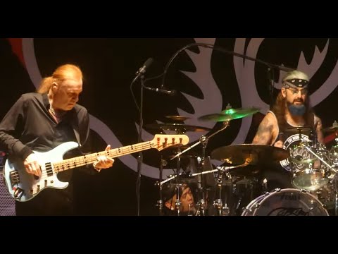 THE WINERY DOGS (Portnoy/Sheehan/Kotzen) performed at Penn's Peak in Jim Thorpe, PA - video posted