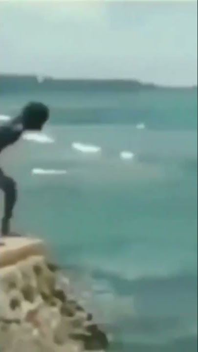 kalau punya teman bodoh mau lompat eeh tapi kena batu