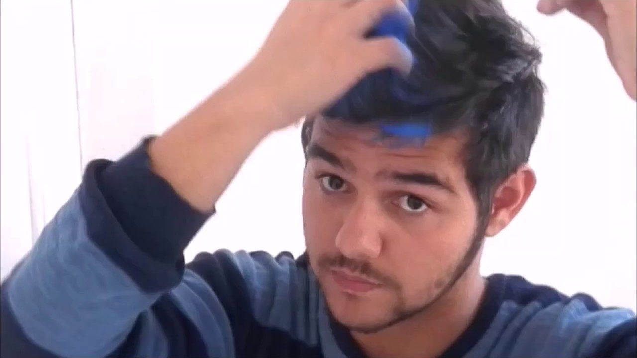 luzes azul no cabelo masculino