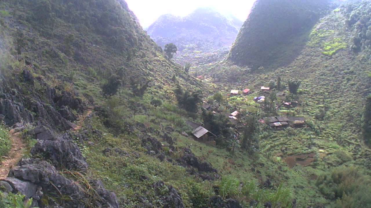Village perdu, dans la montagne de Meovac, Nord Vietnam. YouTube