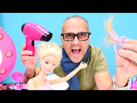 Barbie oyunları. Kuaför Şenol Barbie'nin saçlarını mahfetti. Barbie videoları