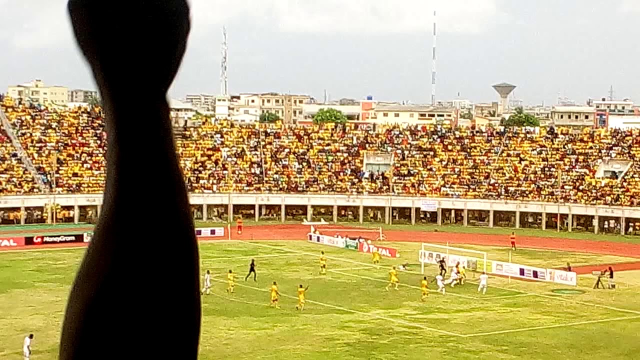 Le but d'Emmanuel Adebayor face au Bénin. Trinité Singbo