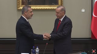 Cumhurbaşkanı Erdoğan'dan MGK toplantısında hediye ve madalya takdimi