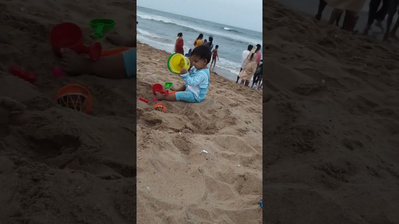 sea beach par baby playing 😍😍❤