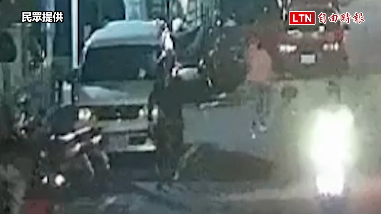 水果攤老闆娘遇劫影像曝光  男欠債8千元竟搶劫水果攤老闆娘暴打頭破血流