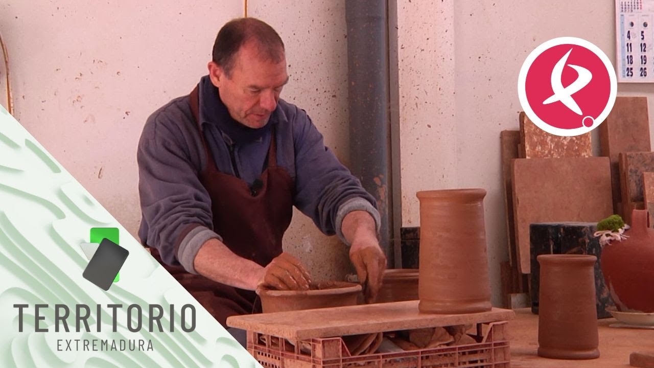 Juanjo alfarero de Arroyo de la Luz, exporta su cerámica al extranjero |Territorio Extremadura
