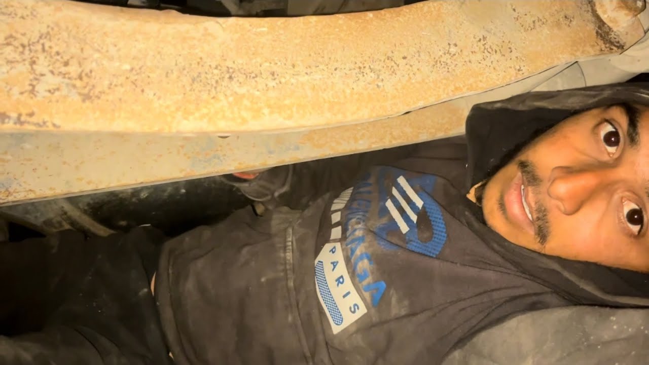 Gadi ke niche fas gaya 😨